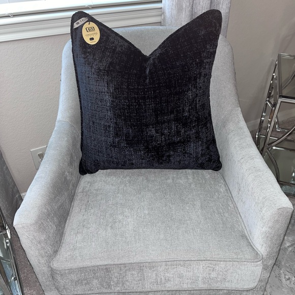 1-NWT CALLISTO HOME
DECORATIVE THROW PILLOWS (Read description for details ) - Picture 14 of 16